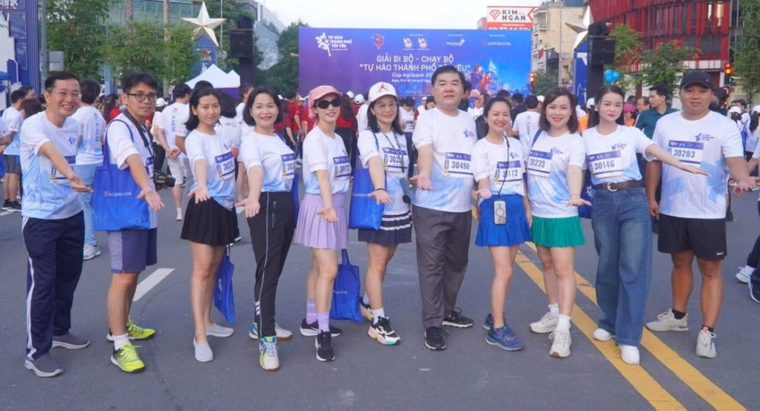 Các vận động viên hào hứng check in. Các vận động viên hào hứng check in.