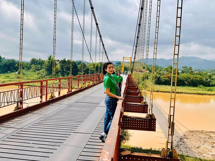NSƯT Tuyết Thu NSƯT Tuyết Thu tại cầu treo Kon Klor