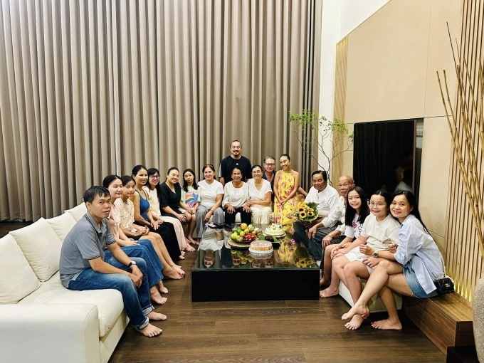 Đoan Trang cùng gia đình
