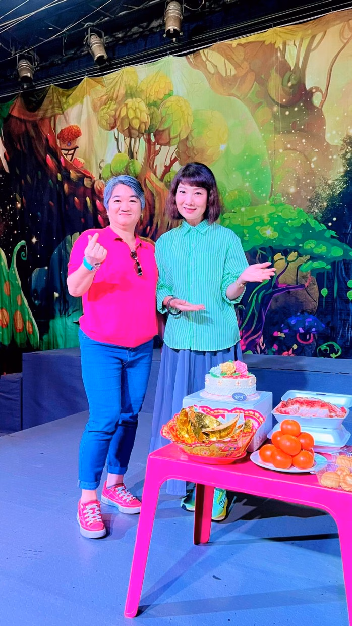 Khởi công vở kịch 'Biệt đội Gà – Vịt' NSND Mỹ Uyên và tác giả Vương Huyền Cơ trong ngày khởi công tập vở 'Biệt đội Gà – Vịt'