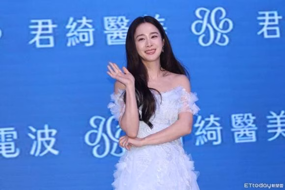 Kim Tae Hee quảng bá sản phẩm Kim Tae Hee tại Đài Loan
