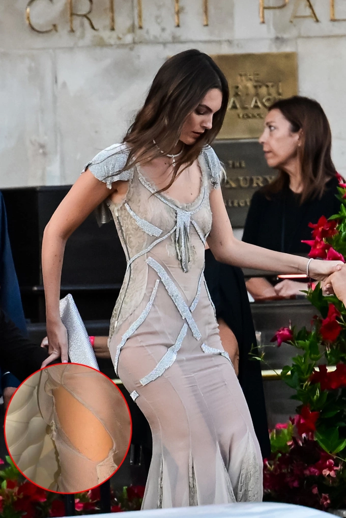 Siêu mẫu Vittoria Ceretti diện đồ đến bữa tiệc cuối ngày 28/6 và ra về với trang phục bị rách