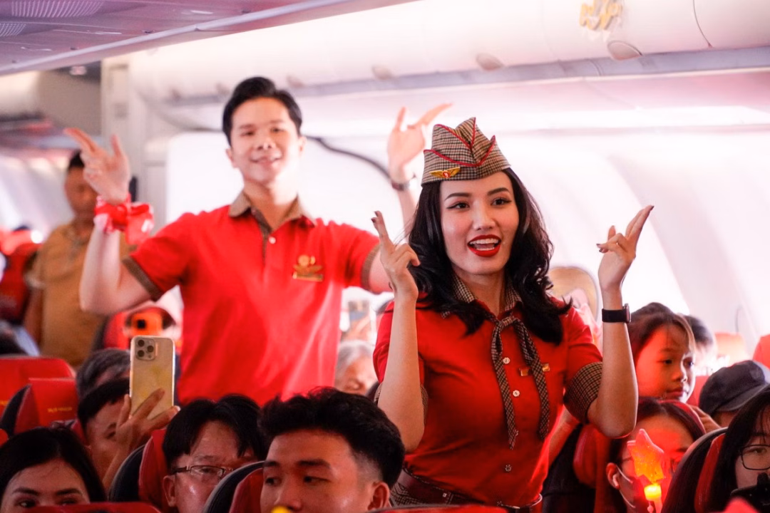 Tiến sĩ Philipp Rösler được chào đón tại Vietjet Lãnh đạo hãng hàng không Vietjet tặng hoa chúc mừng ông Philipp Rösler
