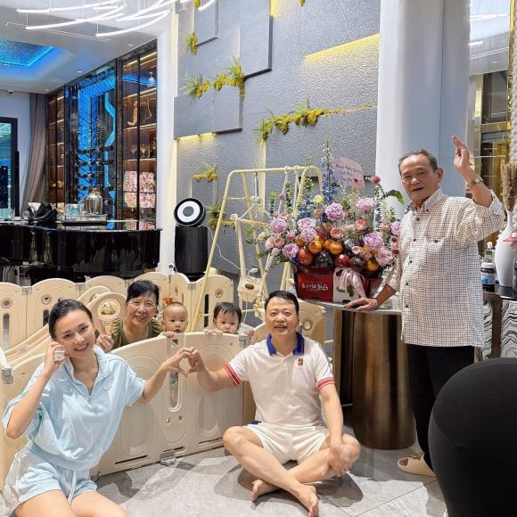 Shark Bình và gia đình Shark Bình và Phương Oanh cùng con