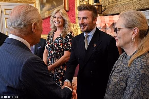 David Beckham hạnh phúc David Beckham được phong tước Hiệp sĩ