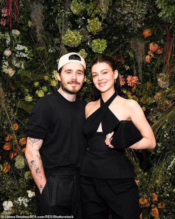 Brooklyn Beckham quảng bá sốt cay Brooklyn Beckham