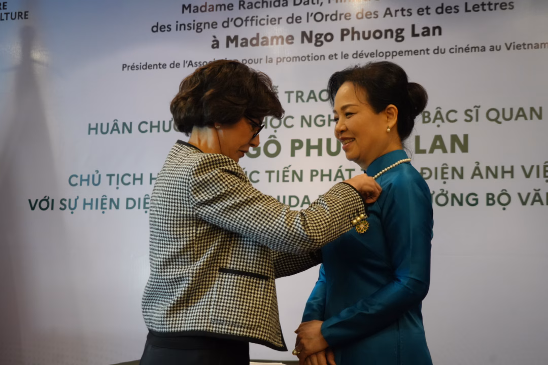 Tiến sỹ Ngô Phương Lan nhận huân chương từ Bộ trưởng Bộ Văn hóa Pháp Tiến sỹ Ngô Phương Lan nhận huân chương từ Bộ trưởng Bộ Văn hóa Pháp - bà Rachida Dati.