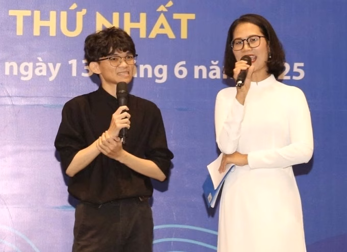 Tác giả Giai Du Tác giả Giai Du trong sự kiện trao giải tại TP HCM