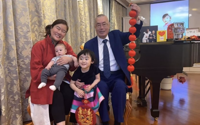 Gia đình ông Lưu Thi Côn Ông Lưu Thi Côn - Tôn Dĩnh bên hai con