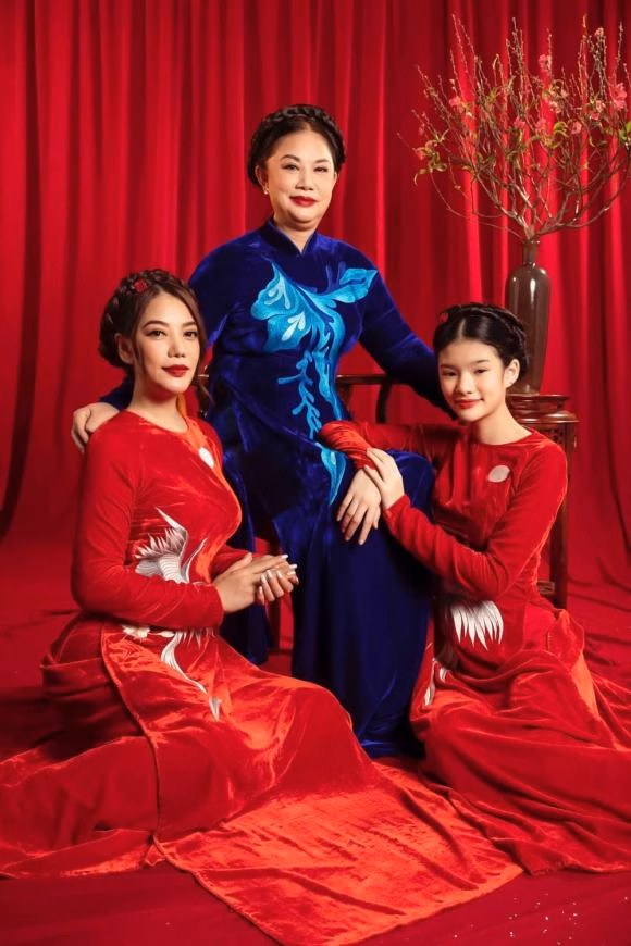me-ruot-truong-ngoc-anh-hoa-khoi-lung-lay-mot-thoi-tuoi-gia-lam-hau-phuong-cho-con-1-ngoisaovn-w1000-h1501 diễn viên Trương Ngọc Ánh, mẹ Trương Ngọc Ánh, sao Việt