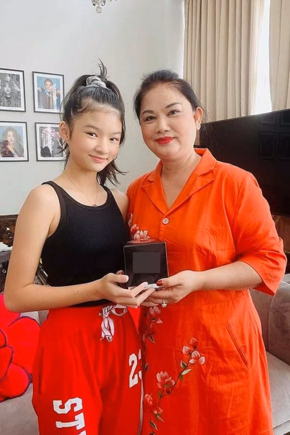 me-ruot-truong-ngoc-anh-hoa-khoi-lung-lay-mot-thoi-tuoi-gia-lam-hau-phuong-cho-con-6-ngoisaovn-w650-h975 diễn viên Trương Ngọc Ánh, mẹ Trương Ngọc Ánh, sao Việt