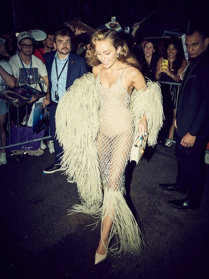 Miley Cyrus tại Nhà hát Beacon Miley Cyrus diện phong cách boho tới Nhà hát Beacon, New York