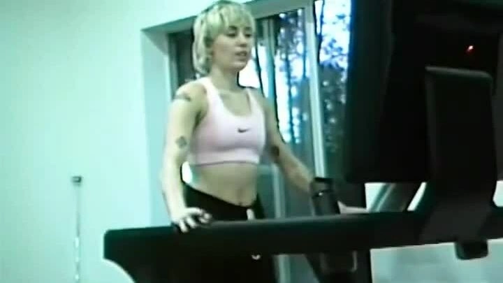Miley Cyrus trong phòng tập Miley Cyrus hát trong phòng tập