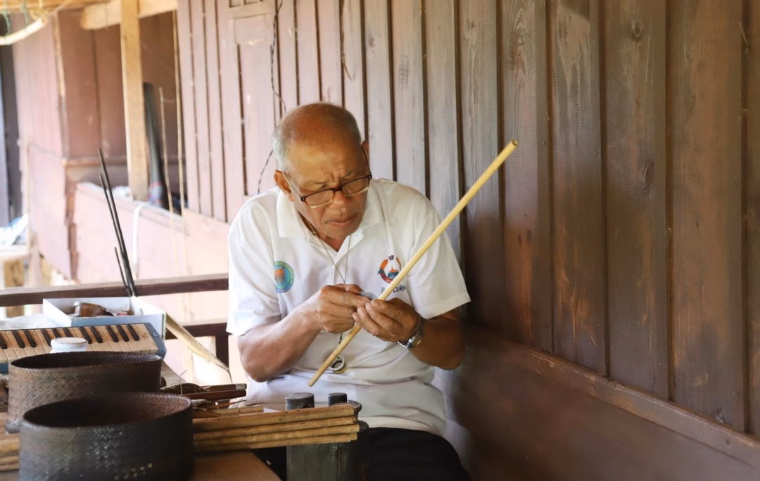 Ông Buavanh Oudomsuk làm công đoạn khoét lỗ khèn. Ông Buavanh Oudomsuk làm công đoạn khoét lỗ khèn.