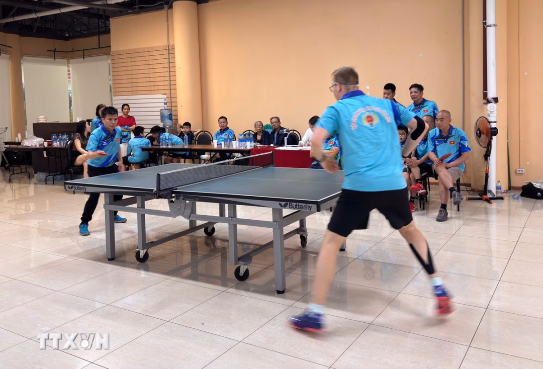 Trận thi đấu bóng bàn giữa hai vận động viên Nga và Việt