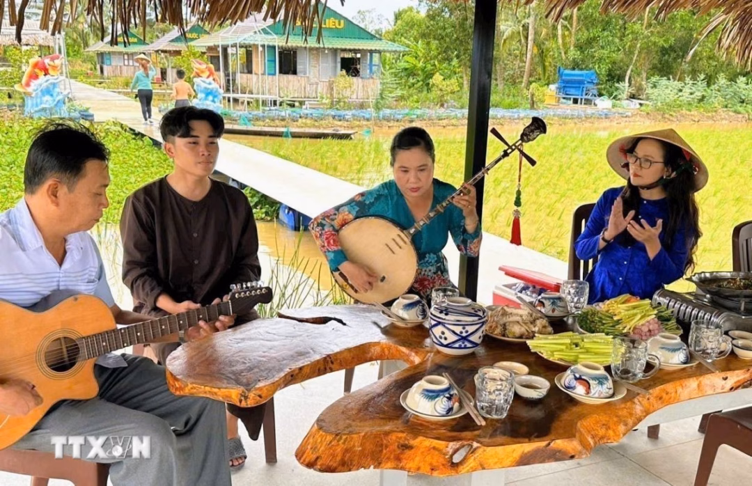 Biểu diễn đờn ca tài tử ở điểm du lịch sinh thái nông nghiệp Biểu diễn đờn ca tài tử ở điểm du lịch sinh thái nông nghiệp
