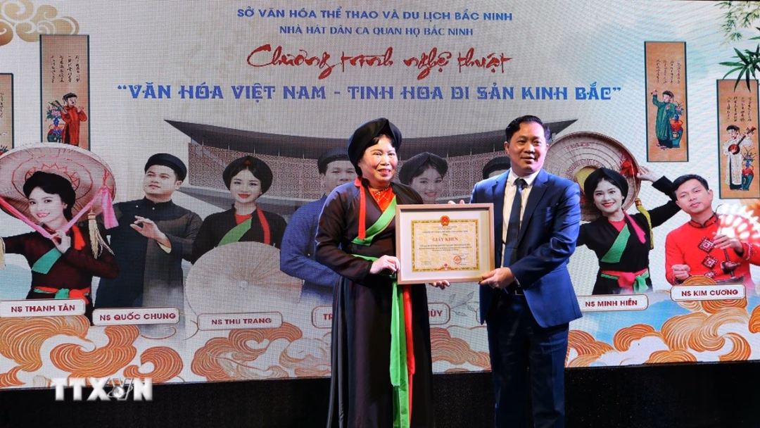 Ông Trịnh Hữu Hùng tặng Giấy khen cho đại diện Câu lạc bộ Quan họ Kinh Bắc Ông Trịnh Hữu Hùng tặng Giấy khen cho đại diện Câu lạc bộ Quan họ Kinh Bắc