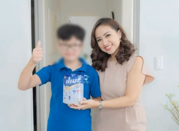 Vân Hugo và BTV Quang Minh Vân Hugo và BTV Quang Minh lên tiếng về quảng cáo sữa Hiup