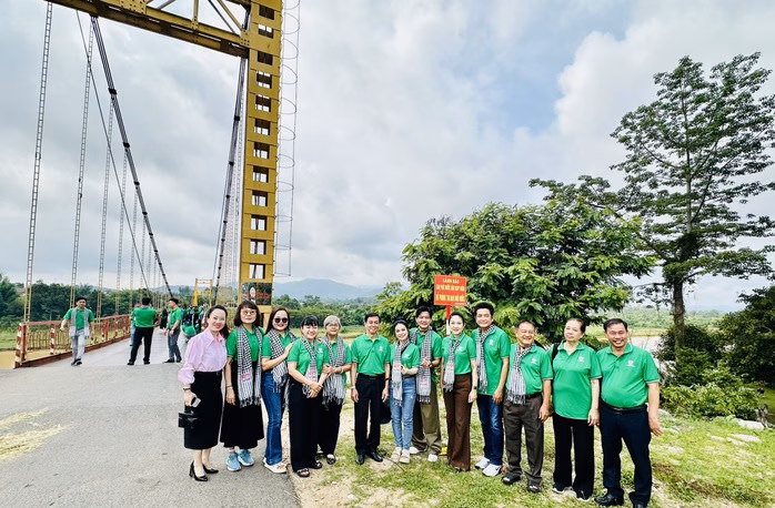 Đoàn văn nghệ sĩ và lãnh đạo TP HCM Đoàn văn nghệ sĩ và lãnh đạo TP HCM, lãnh đạo địa phương tỉnh Kon Tum