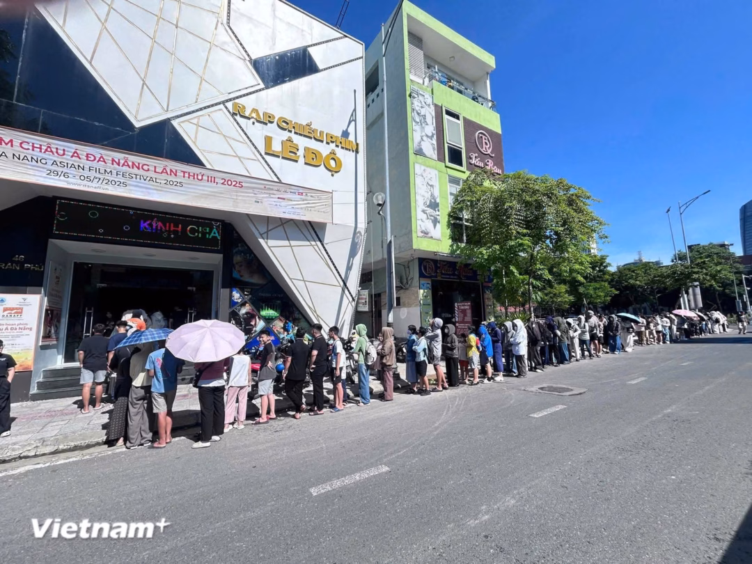 Liên hoan phim Châu Á Đà Nẵng lần thứ ba Hàng trăm người xếp hàng nhận vé xem phim miễn phí của Liên hoan phim tại Đà Nẵng