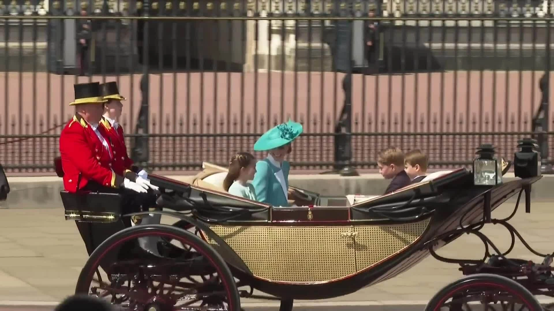 Vương phi Kate Middleton và các con Vương phi Kate Middleton và các con dự lễ Trooping the Colour