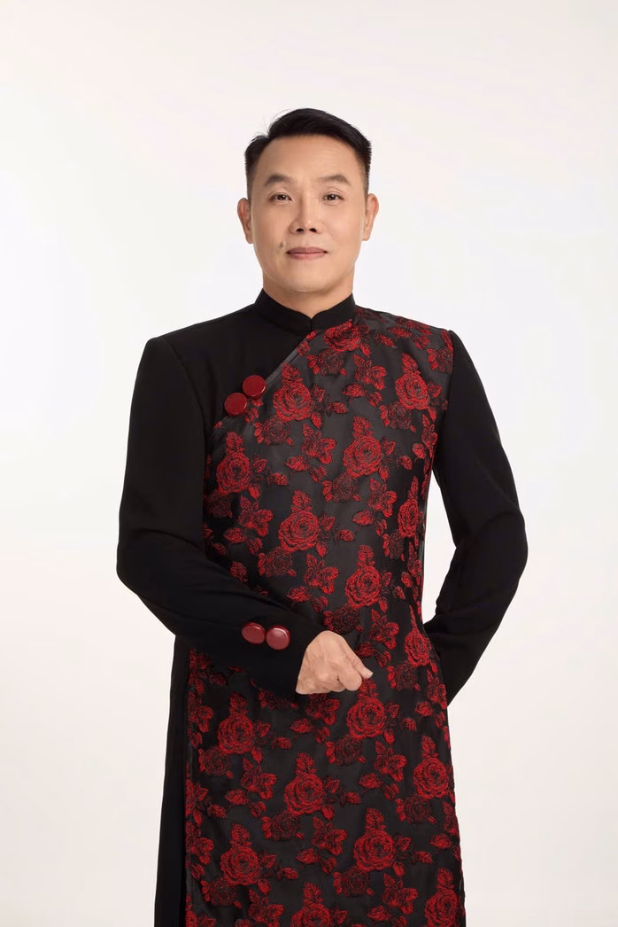 Tâm niệm của nhà thiết kế Việt Hùng Nhà thiết kế Việt Hùng muốn khi mất đi, con cháu không phải cúi đầu
