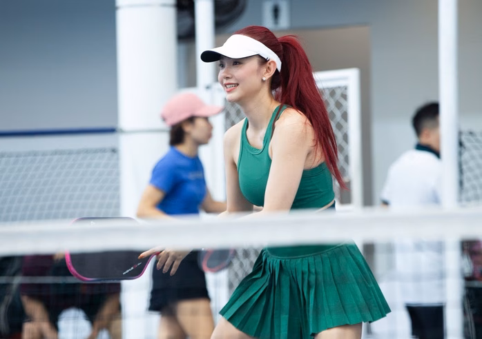 Minh Hằng dạy cháu gái đánh pickleball