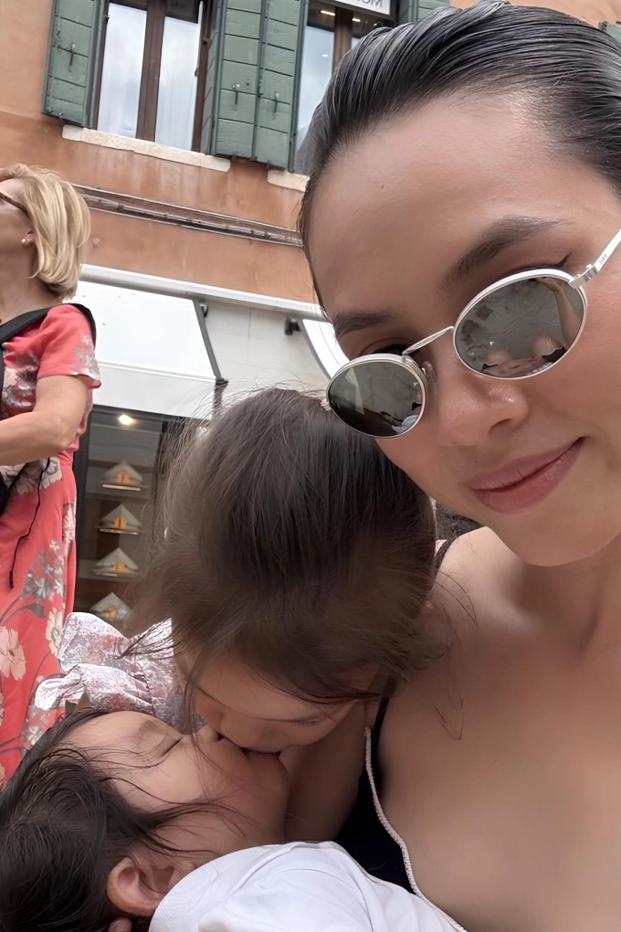 Á hậu Hoàng My cùng con du lịch ở Venice Con gái riêng của chồng quấn quýt Hoàng My, yêu quý bé Ayla. Ảnh: