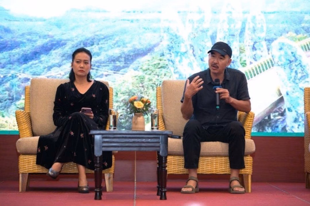 Đạo diễn Bùi Thạc Chuyên và diễn viên Hồng Ánh giao lưu chia sẻ về sản xuất phim chiến tranh.