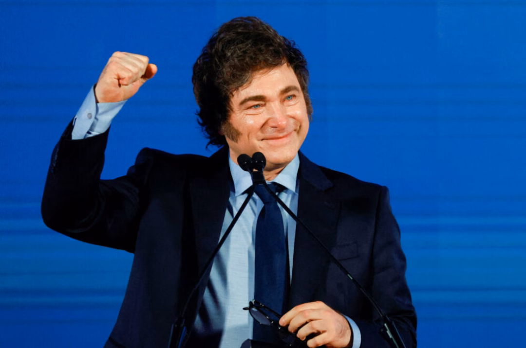 Argentina phục hồi ngoạn mục, kinh tế tăng trưởng 5,7% vào năm 2025 Hình ảnh Tổng thống Javier Milei gắn với chiếc cưa máy - với lời hứa "cắt giảm chi tiêu của Chính phủ". Ảnh: Getty Images