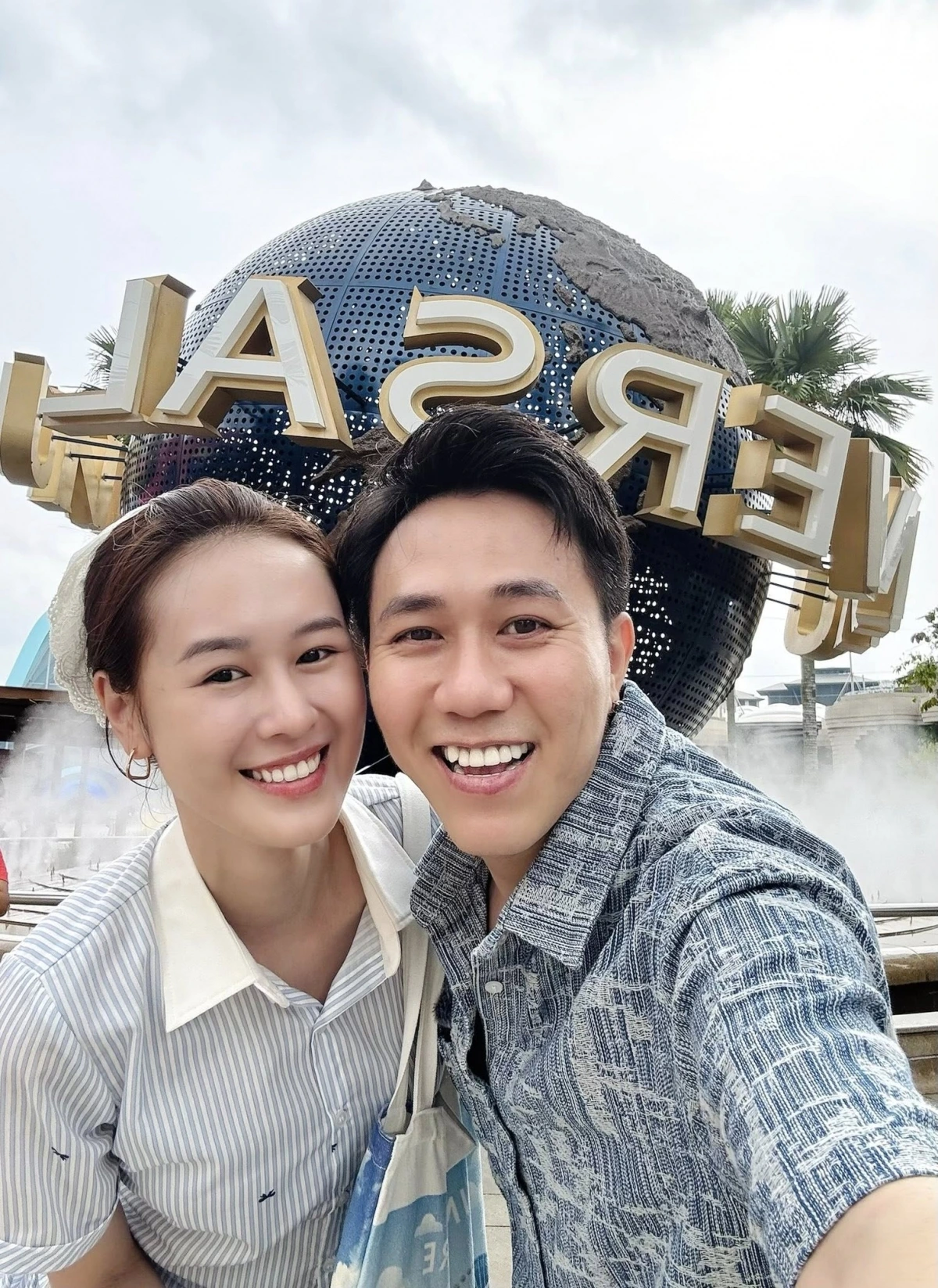 Vợ chồng Anh Đức – Anh Phạm cùng đại gia đình đi nghỉ hè tại Singapore.