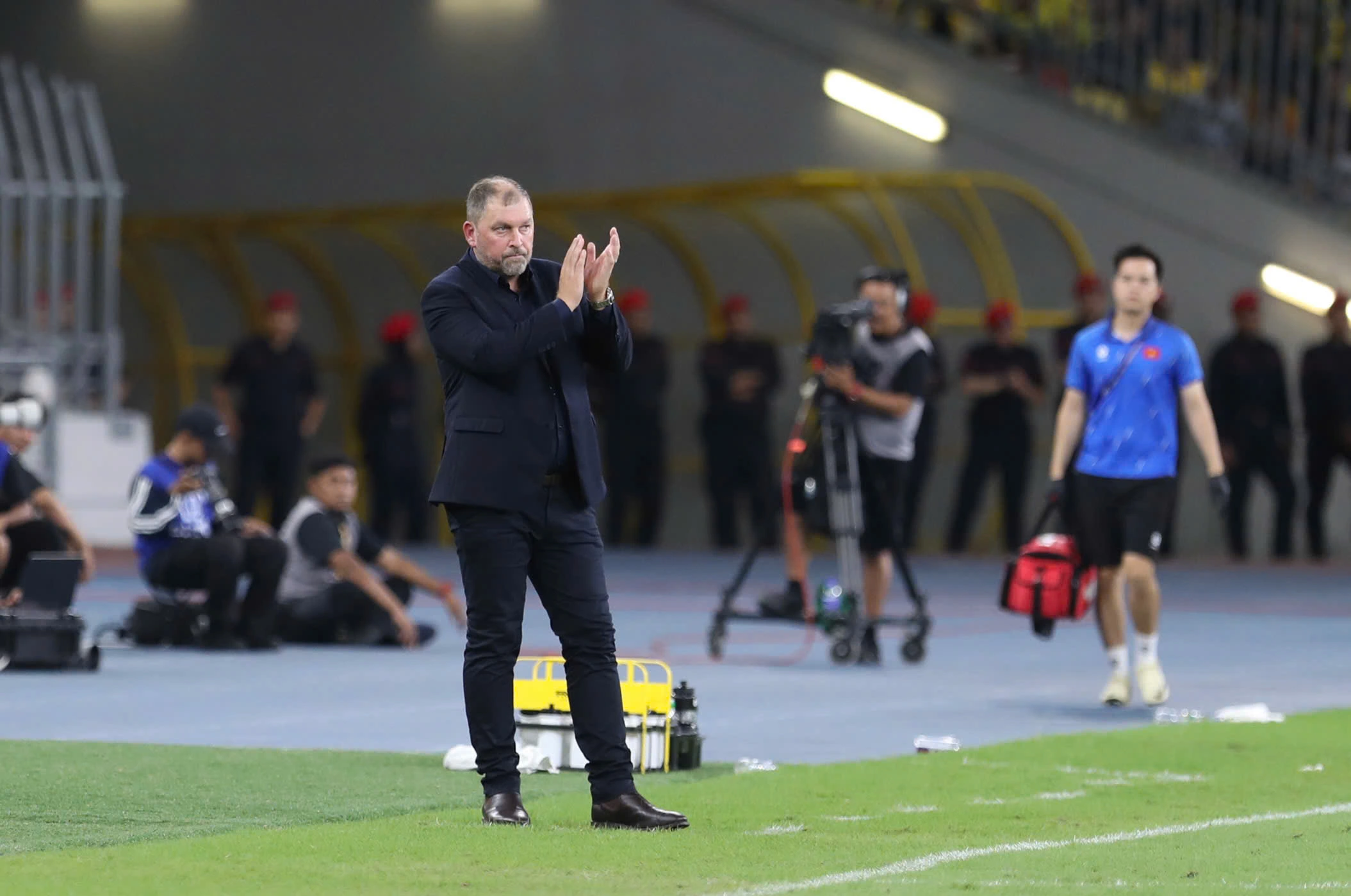 Bóng đá Malaysia đối mặt nguy cơ bị FIFA phạt nặng vì cầu thủ nhập tịch giả mạo HLV Cklamovski vừa có quyết định rút đội tuyển Malaysia khỏi giải vô địch Trung Á gây thắc mắc và nhiều suy luận sự việc đã có vấn đề gì khác