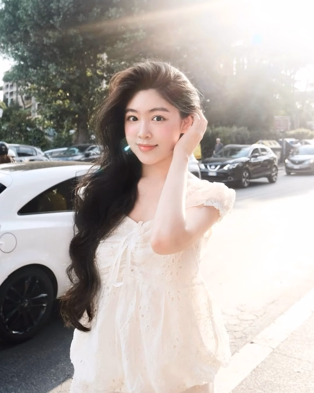 Con gái Quyền Linh晒夏日海边写真,不同风格引注目 Diện set áo quần phối ren với thiết kế tay ngắn cổ vuông, Lọ Lem khéo tôn lên vẻ ngoài nữ tính và thanh lịch. Outfit nhẹ nhàng này giúp cô nàng như hóa nàng thơ giữa khung cảnh mộng mơ của nước Ý