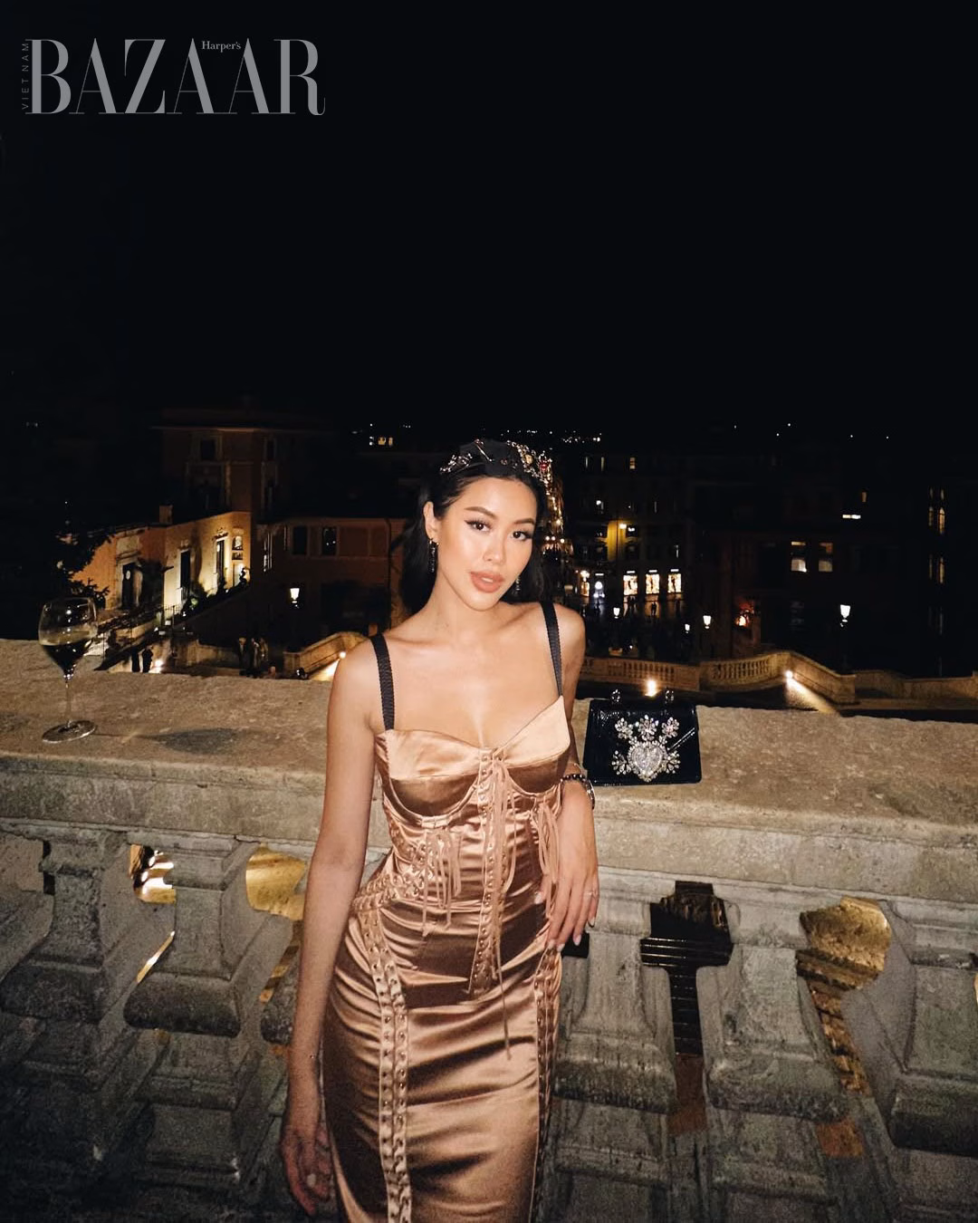 Trước thềm buổi tiệc về đêm. Ảnh: Instagram @tiennguyen