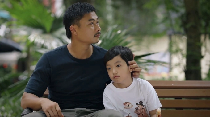 Khôi Nguyên và diễn viên Duy Hưng ở một cảnh phim Khôi Nguyên và diễn viên Duy Hưng ở một cảnh phim