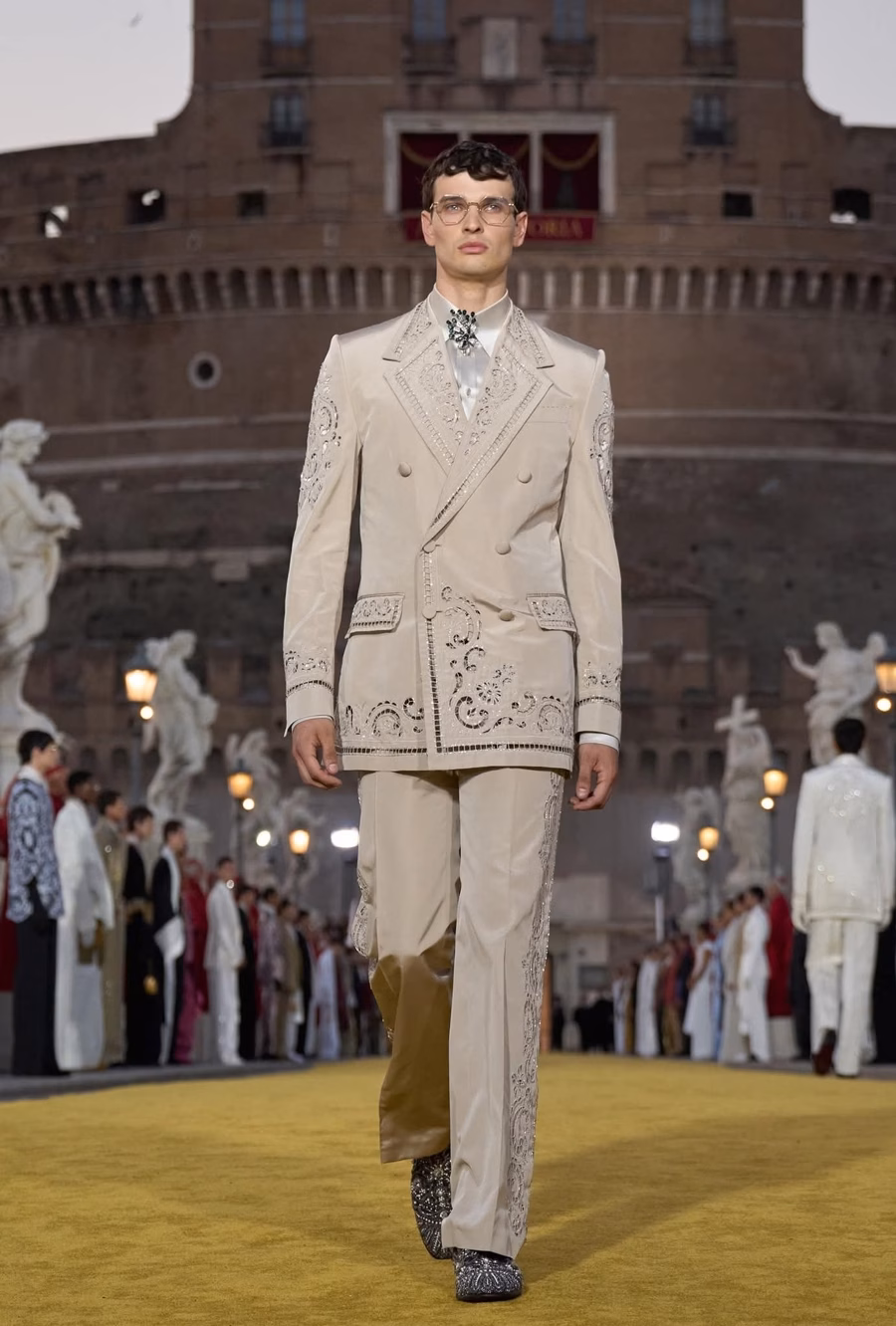 Gen Z thờ fashion: Công giáo trở thành xu hướng trong show thời trang Khi thời trang cũng hướng đến niềm tin - Ảnh 14