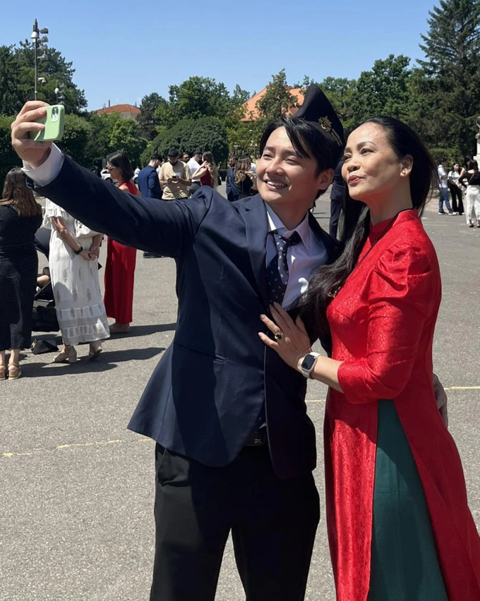 Hồng Hạnh bên con trai Hồng Hạnh bên con trai