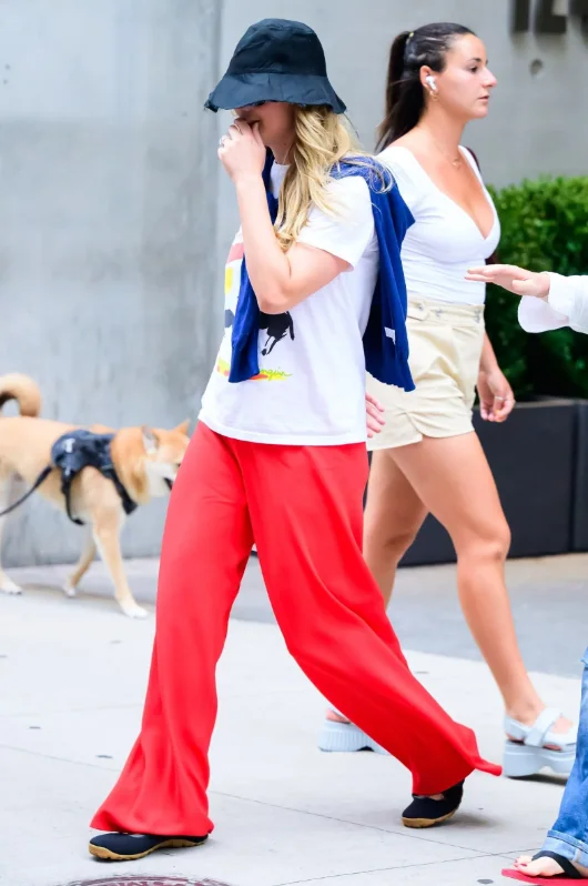 Jennifer Lawrence làm phổ biến sneaker nữ tính, xu hướng thời trang hè mới Phong cách phối đồ chuẩn mùa hè của Jennifer. (Ảnh: Backgird)