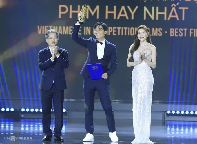 Khương Ngọc trên sân khấu nhận danh hiệu Khương Ngọc trên sân khấu nhận danh hiệu