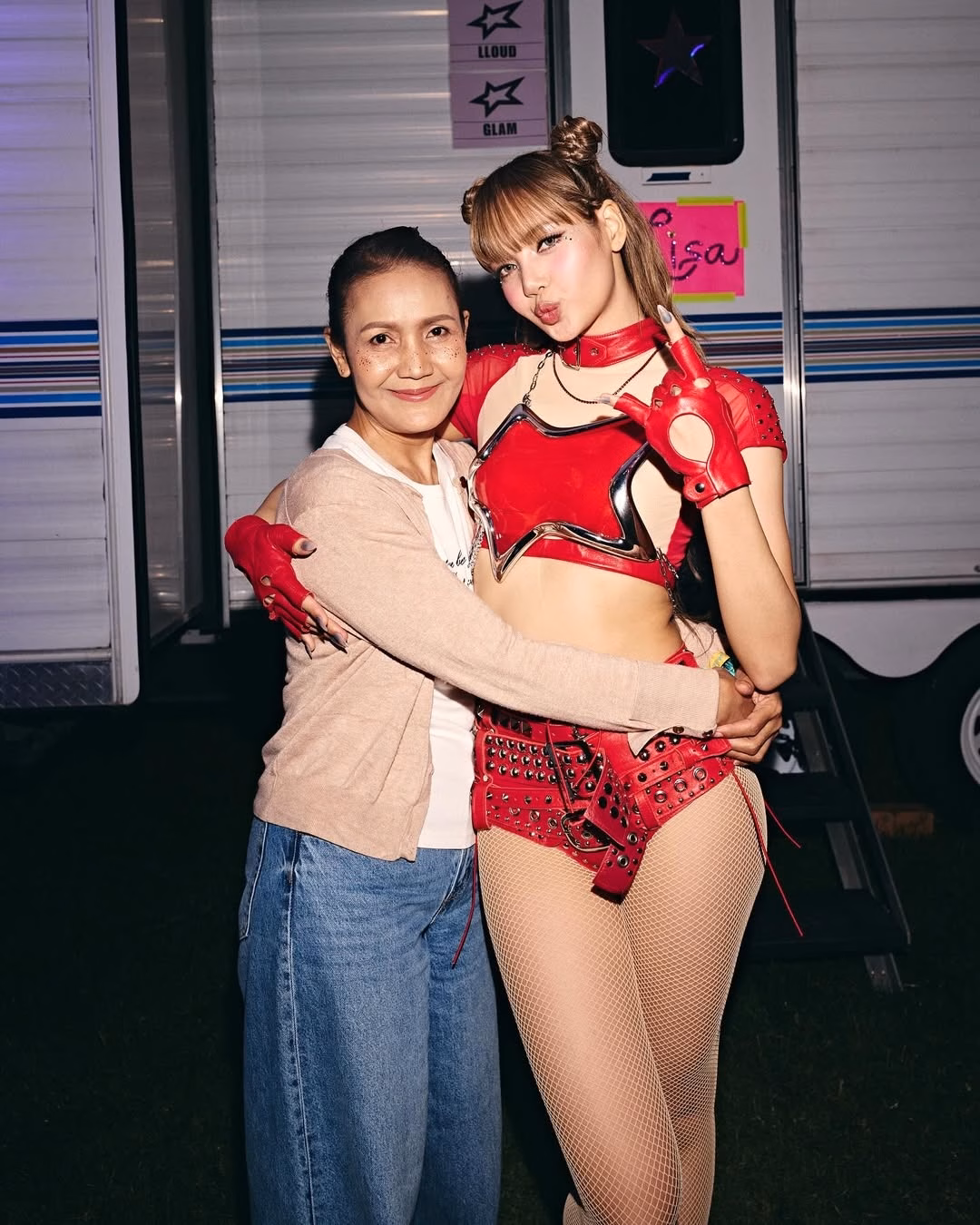 Lisa phá phong cách với loạt outfit trẻ trung như gen Z