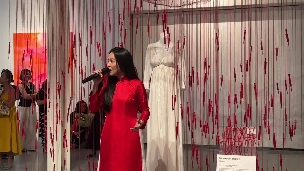 Ngô Thanh Vân khóc khi nghe Hiền Thục hát "Nhật ký của mẹ" ở sự kiện. Video: