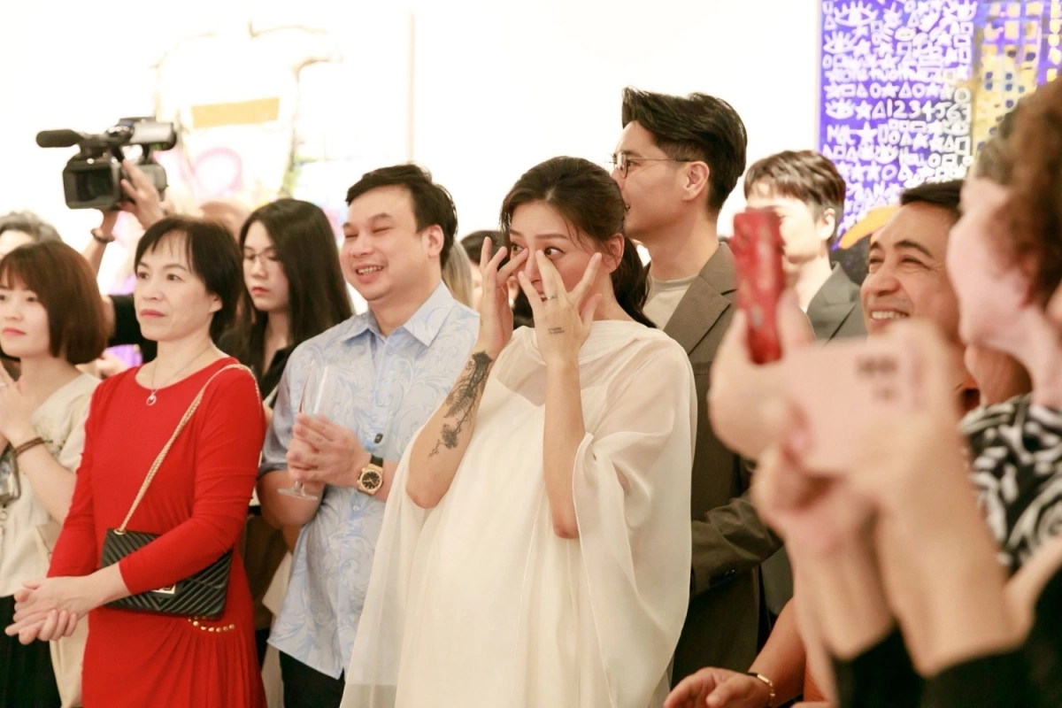 Ngô Thanh Vân mở triển lãm tranh đầu tay khi mang bầu Ngô Thanh Vân nói dù nghe ca khúc nhiều lần, cô bật khóc vì giọng hát giàu cảm xúc của Hiền Thục, nghĩ đến khoảnh khắc được gặp bé Gạo vài tuần tới.