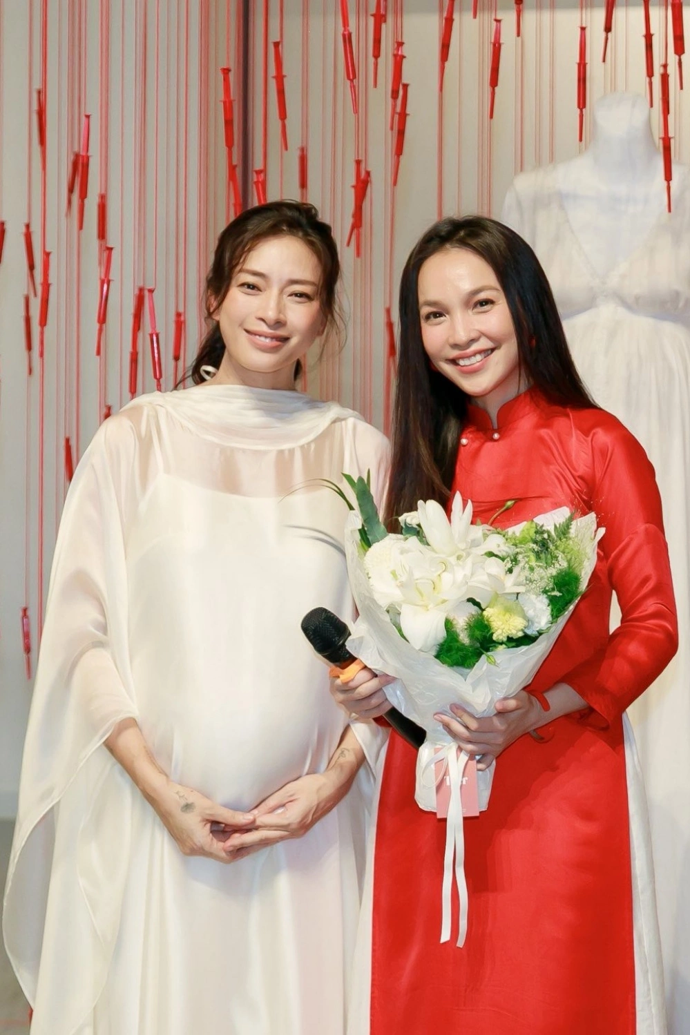 Ngô Thanh Vân mở triển lãm tranh đầu tay khi mang bầu Ngô Thanh Vân mời Hiền Thục góp giọng với ca khúc Nhật ký của mẹ (Nguyễn Văn Chung) - bản hit gắn bó tên tuổi cô.