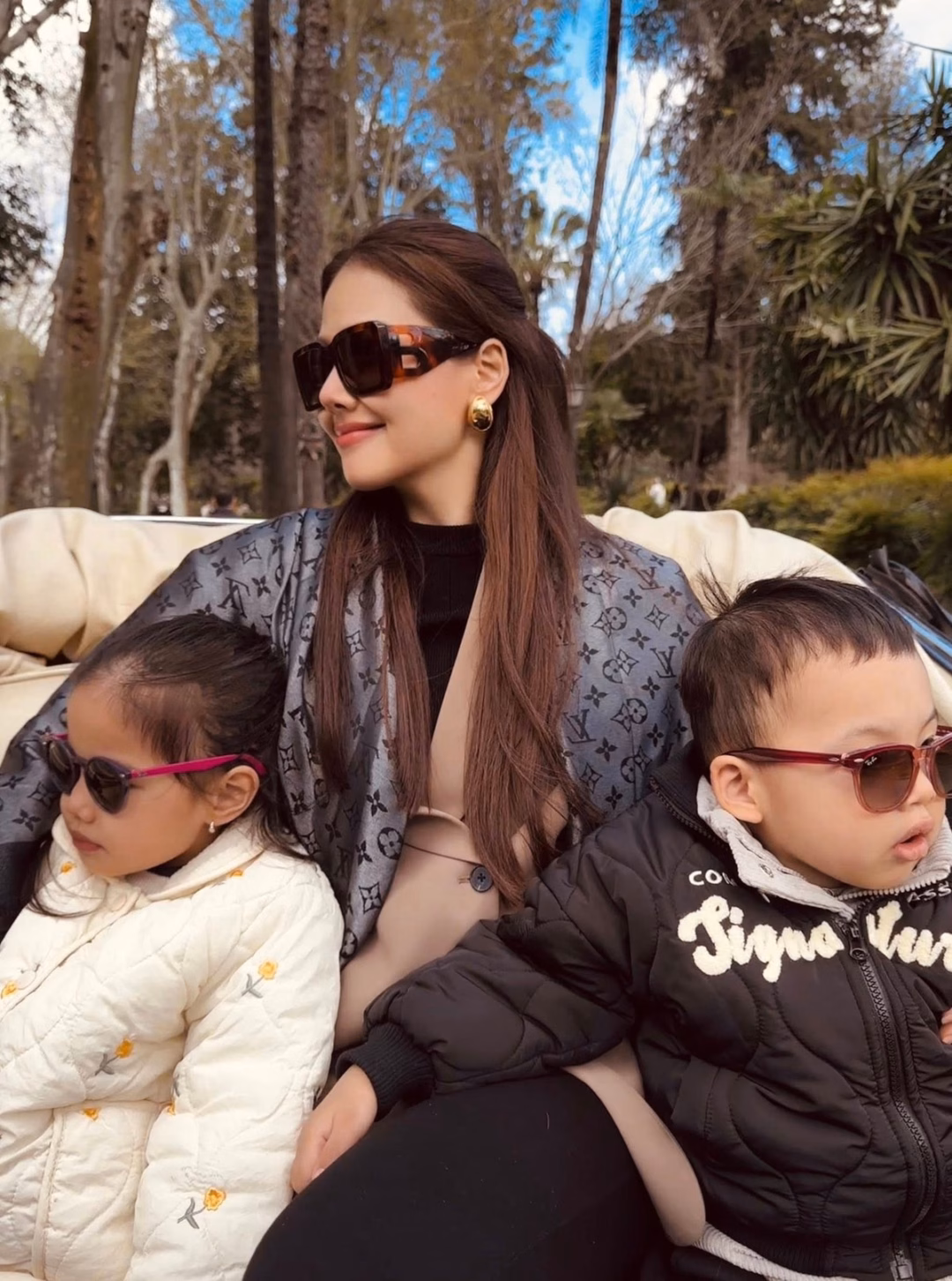 Phanh Lee gây sốt với loạt ảnh gia đình 3 người diện outfit đồng điệu mang vibe điện ảnh