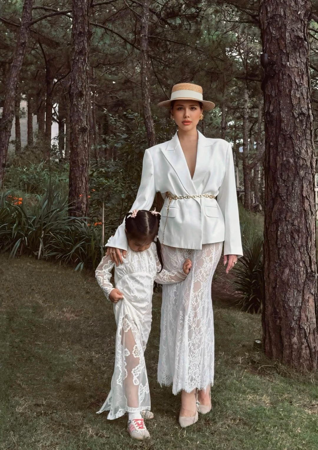 Phanh Lee gây sốt với loạt ảnh gia đình 3 người diện outfit đồng điệu mang vibe điện ảnh