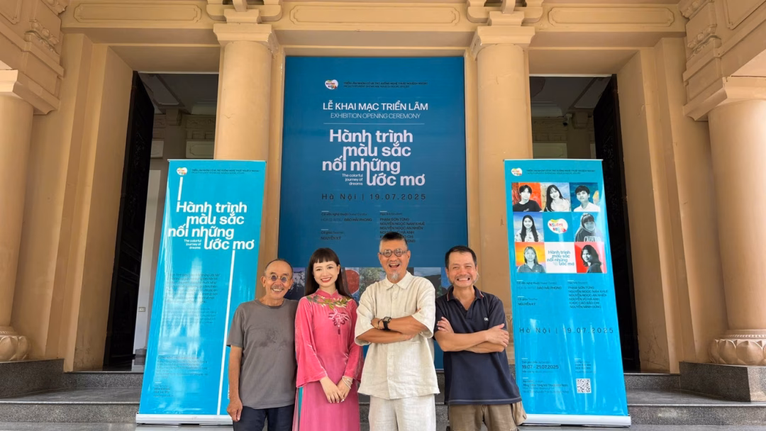 Từ trái qua: Họa sĩ Nguyễn Mạnh Đức, cô giáo Nguyễn Ký, hoạ sĩ Đào Hải phong và Nhà bình luận mỹ thuật Vũ Lâm tại buổi khai mạc triển lãm (Ảnh: Ban tổ chức).