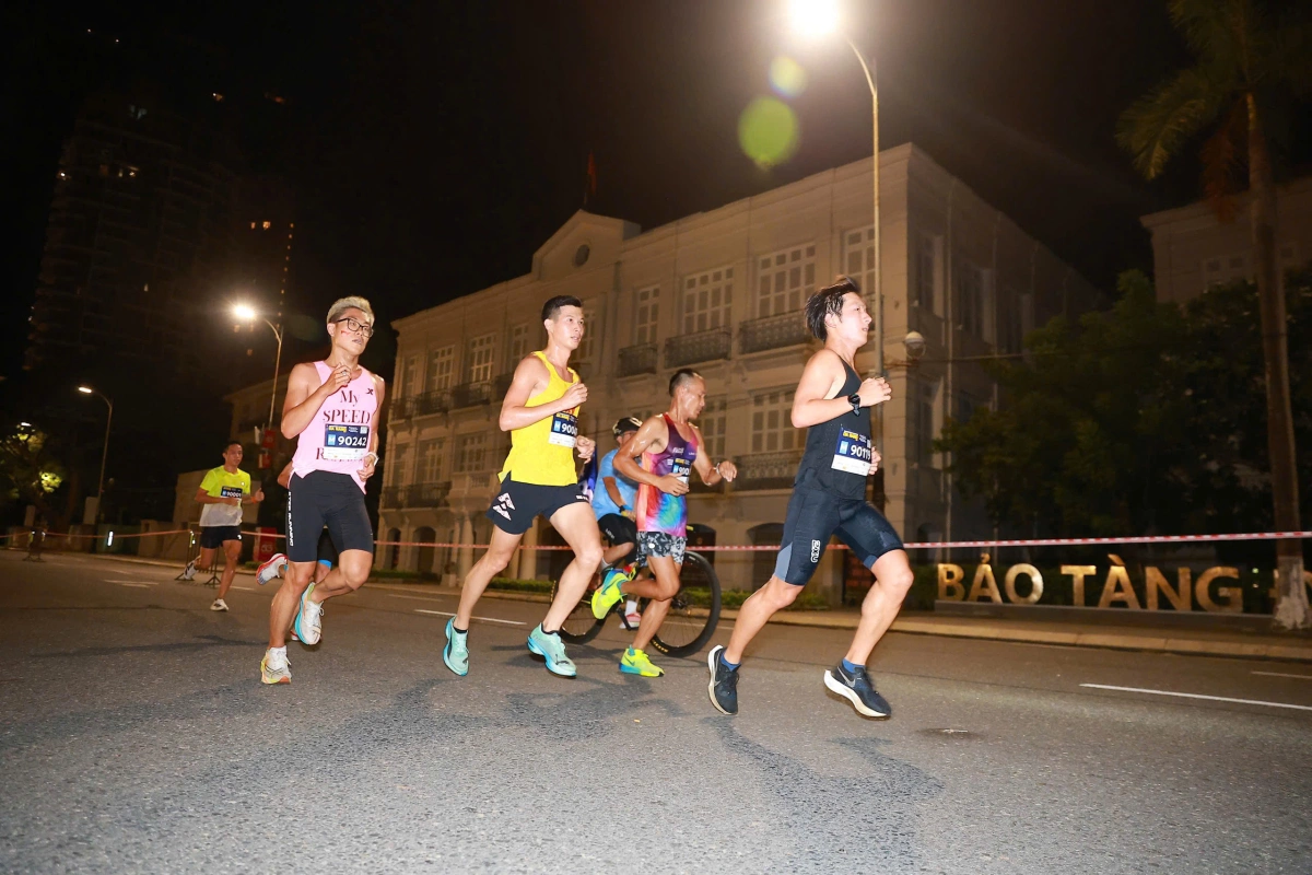 Cuộc cạnh tranh top 2 của nhóm sau cũng gay gắt không kém. VĐV Nhật Bản Shohei Miyamoto (áo đen), Đan Quyết, Đào Bá Thành... chạy cùng nhau trong phần lớn thời gian.