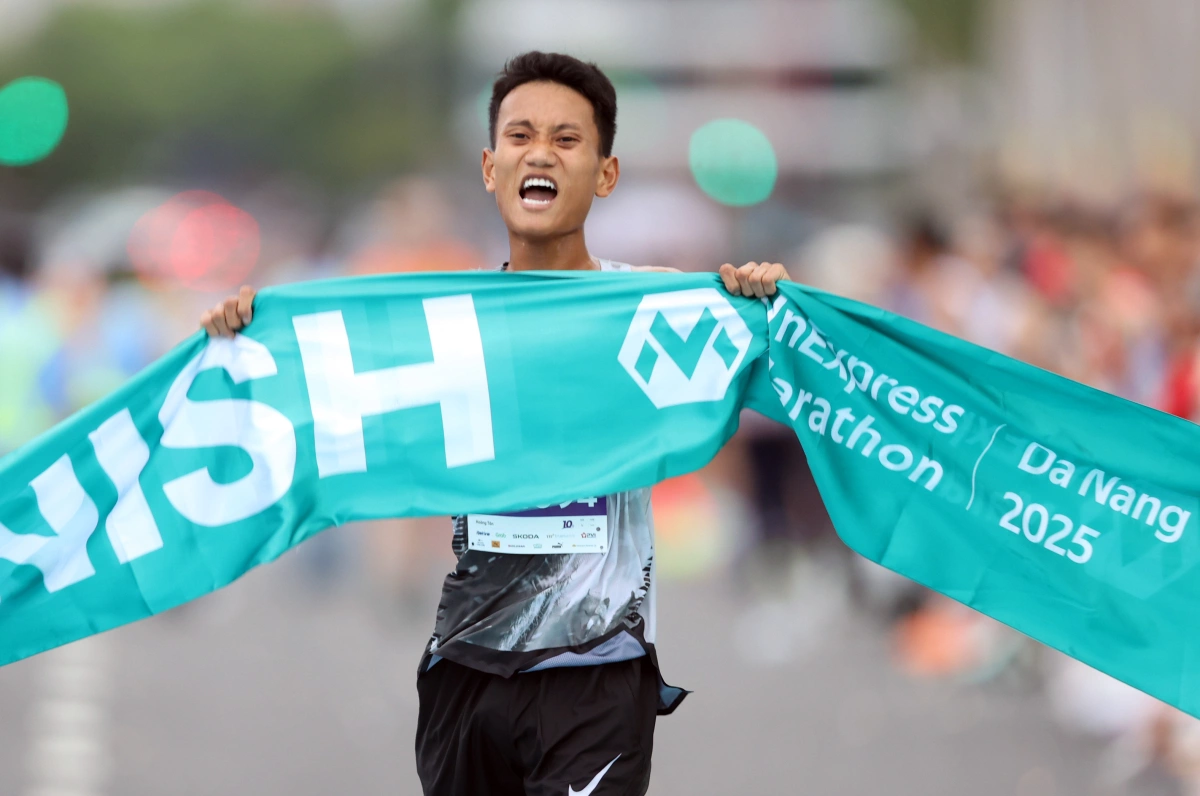 Runner 19 tuổi Lê Hoàng Tân chiến thắng cự ly 10km với thông số 33 phút 28 giây.