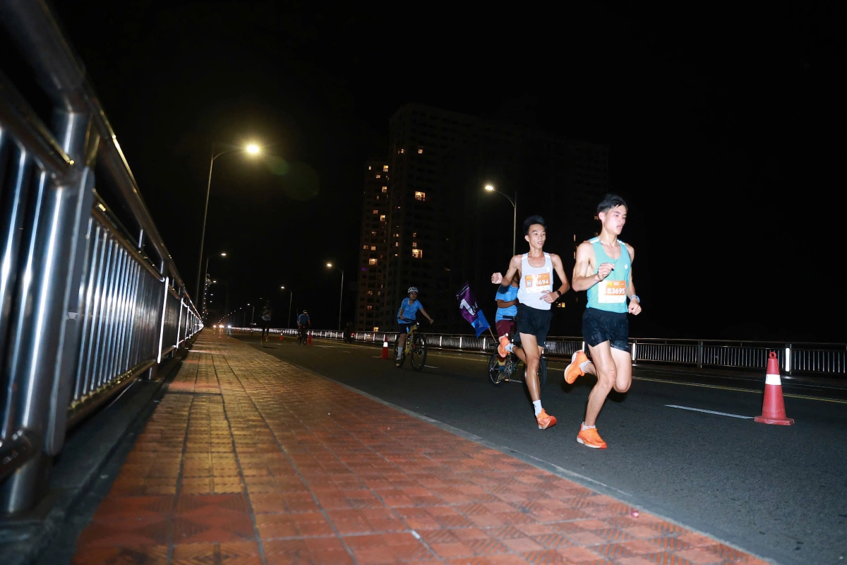 Ở cự ly 21km, cuộc cạnh tranh không kém phần hấp dẫn khi quy tụ nhiều gương mặt như Edwin Kiptoo, Vòng Vành Long, Lê Đình Tường... Tất cả đều có bề dày thành tích tại VnExpress Marathon.