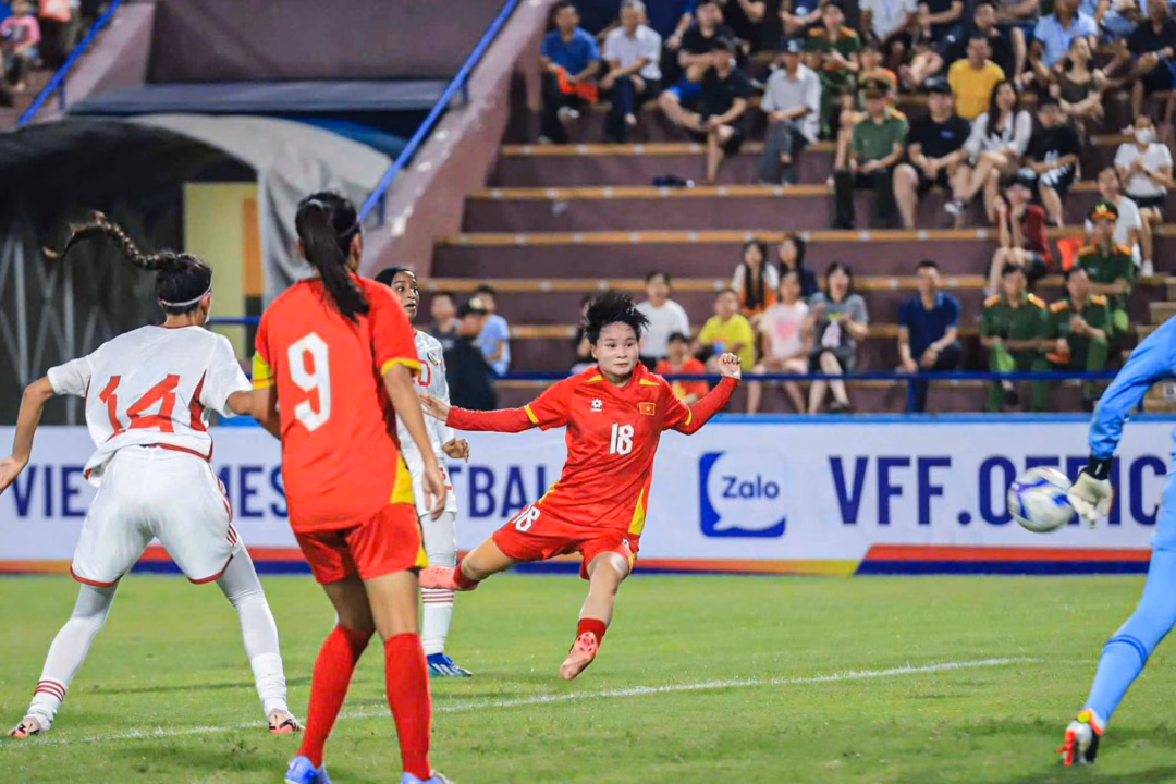 Nguyễn Thị Vạn thi đấu chói sáng Nguyễn Thị Vạn thi đấu chói sáng với 1 bàn thắng và hàng loạt pha uy hiếp khung thành đội khách UAE.